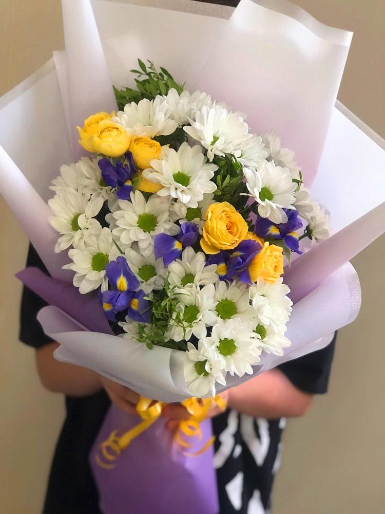 Букет цветов из: Ирисы, Хризантемы и Розы в Бужаниново