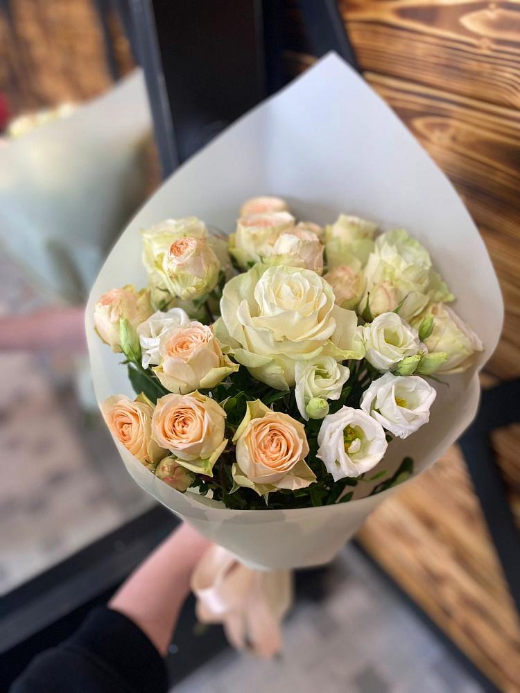 Букет цветов из: Розы и Лизиантусы в Бужаниново